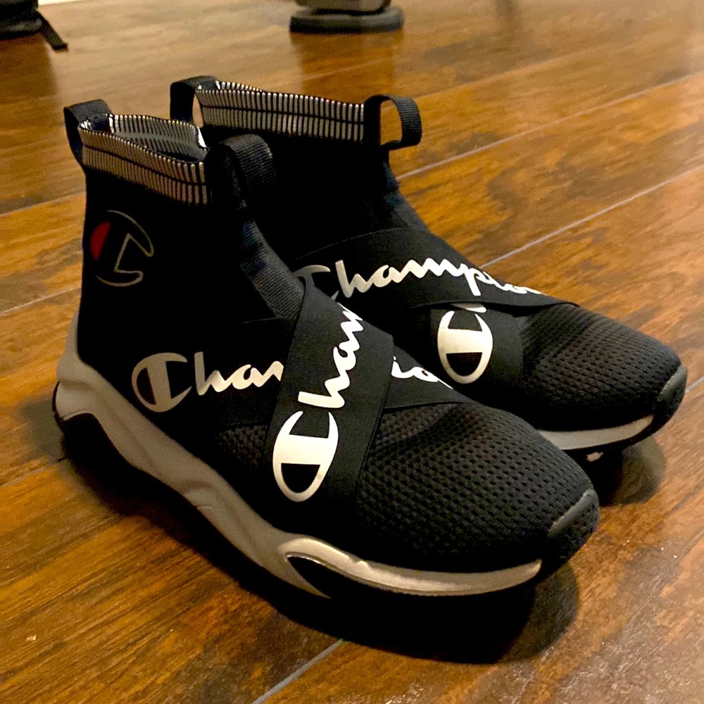 Black & White colored Champions Men’s legend shoes, in great condition